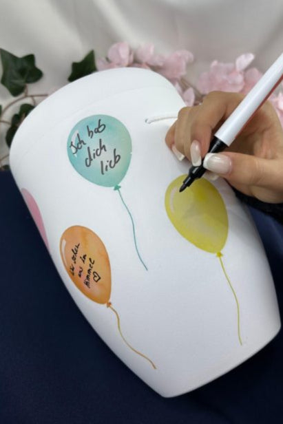 Bio-Urne weiss mit Luftballons zur individuellen Beschriftung